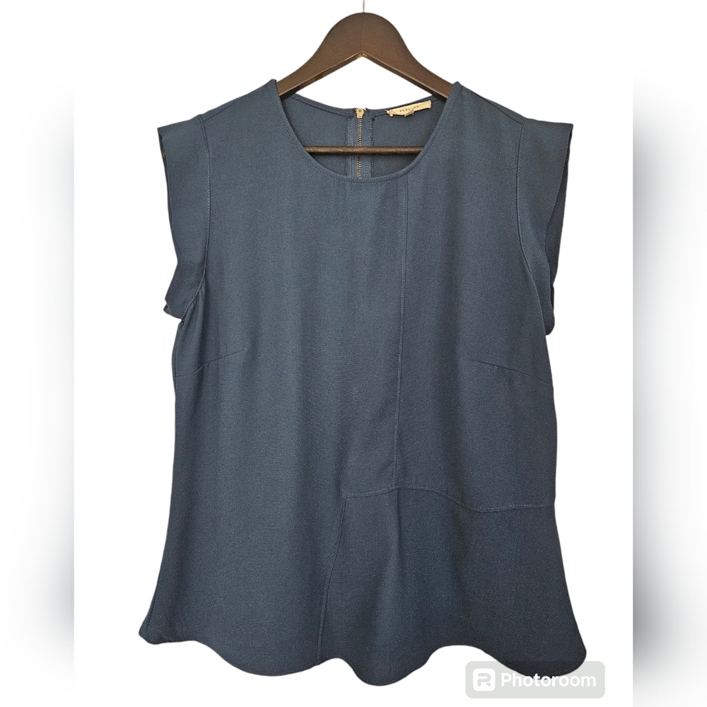 Pleione M medium top shirt sleeveless EUC